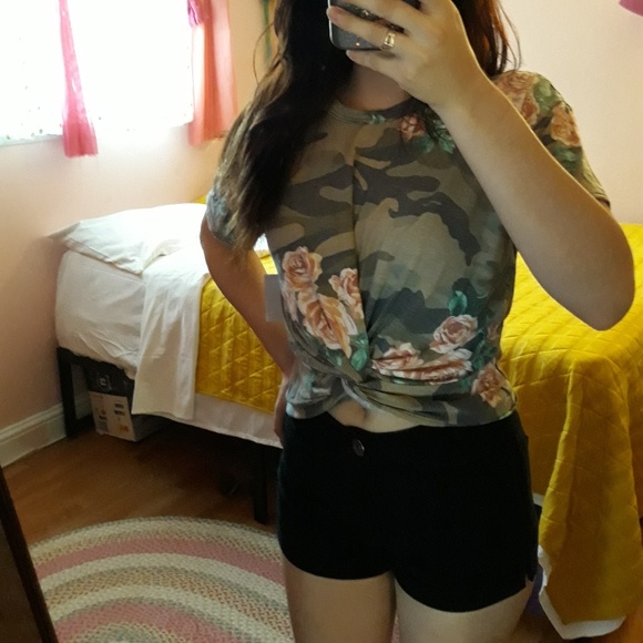 TINYWILLOW // ROSES & ARMY FADED STYLE TOP - Picture 3 of 8